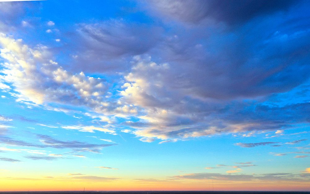 Sunset horizon with fluffy clouds.