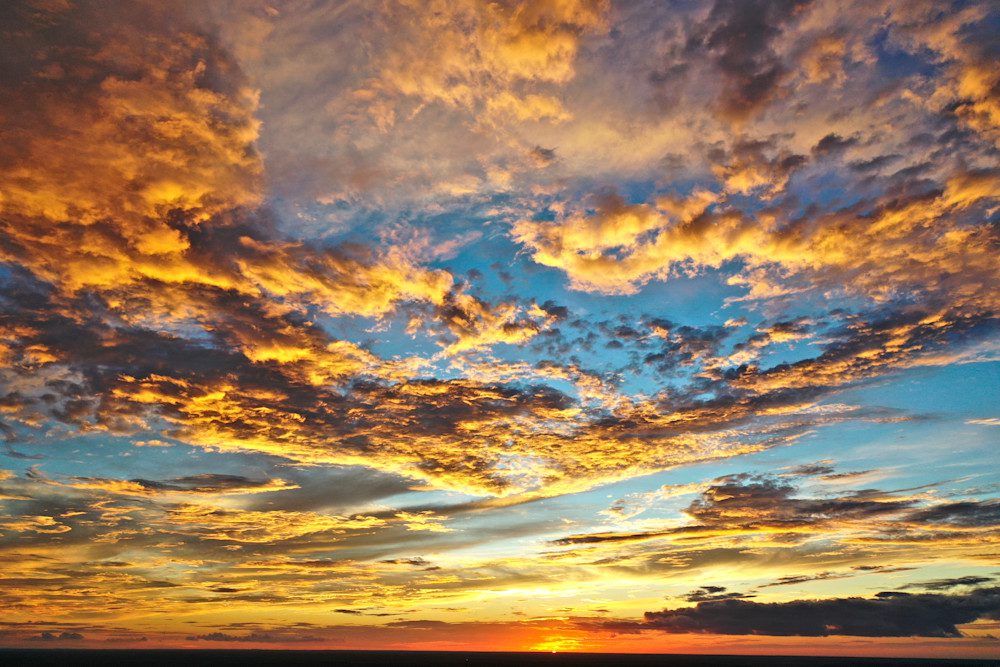 Golden sun setting below horizon