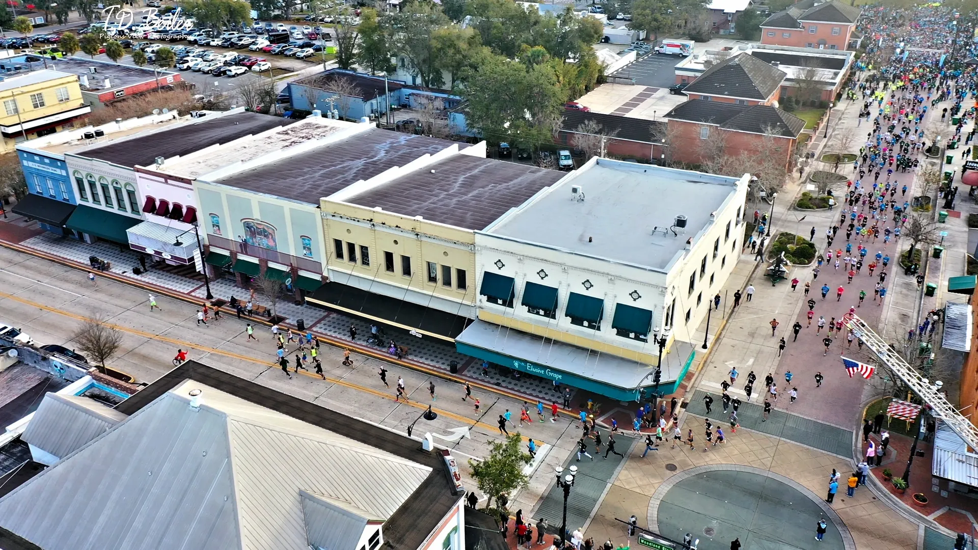 Colorful buildings along busy marathon route